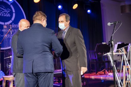 Koncert Noworoczny Miasta Wisła - wręczenie Honorowej Złotej Odznaki za Zasługi dla Województwa Śląskiego Związkowi Pszczelarstwa w Wiśle